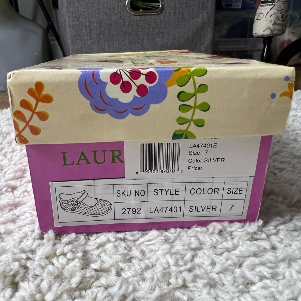 Kids 7 Laura Ashley Silver Quilted Shoes NEW - Picture 3 of 8
